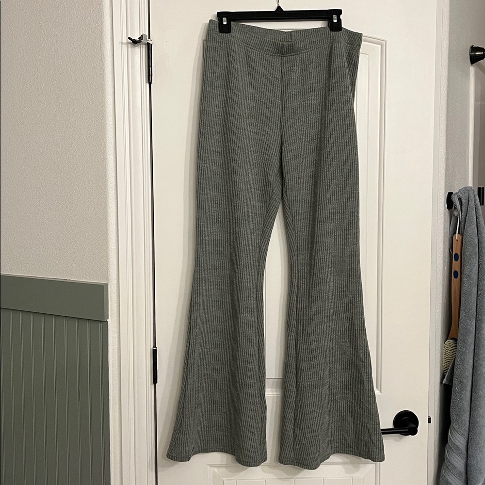 American Eagle Outfitters Ribbed Knit Flare Leggings in Olive, Large